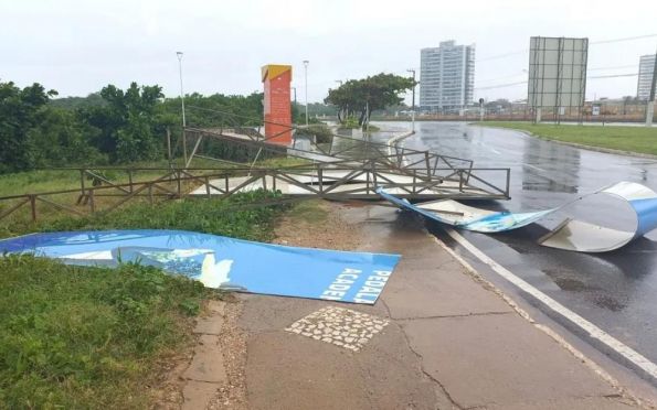 Ventos fortes derrubam placa de publicidade na Orla da Atalaia