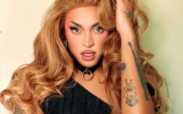 Vídeo: dançarinos deixam Pabllo Vittar cair durante coreografia