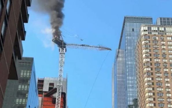 Vídeo: guindaste despenca em Nova York e atinge prédios e avenida