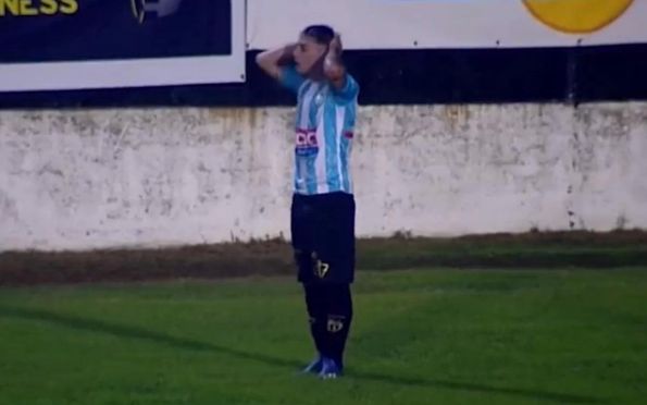Vídeo: jogador é expulso na Argentina após urinar em campo