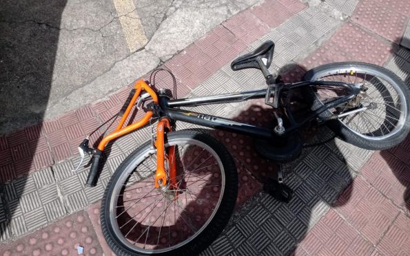 Acidente entre carro e bicicleta deixa um ferido no Siqueira Campos