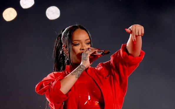 Após dar à luz, Rihanna sente que a “família está completa”, diz site