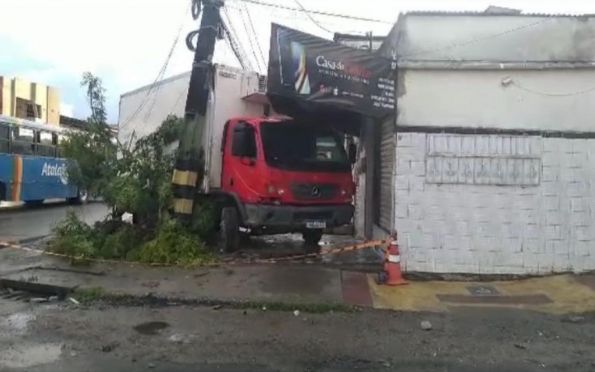 Acidente envolvendo caminhão deixa um ferido na zona norte de Aracaju 