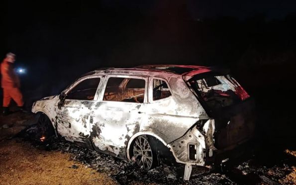 Carro é destruído por incêndio criminoso em São Cristóvão 