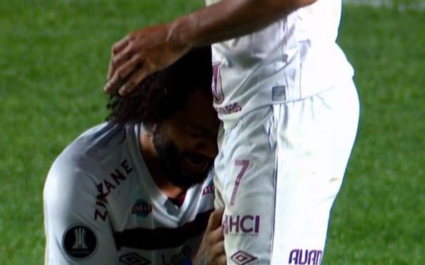 Cenas fortes: jogador de time argentino quebra a perna em lance com Marcelo