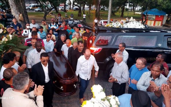 Corpo do radialista Augusto Júnior é sepultado em meio à muita comoção 