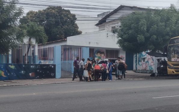 Duas mulheres ficam feridas após caírem enquanto desciam de ônibus em Aracaju