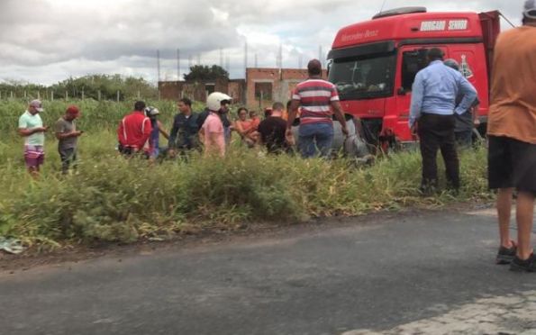 Duas mulheres morrem após colisão entre carro e caminhão em Canindé (SE)