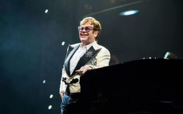 Elton John recebe alta hospitalar após queda em casa