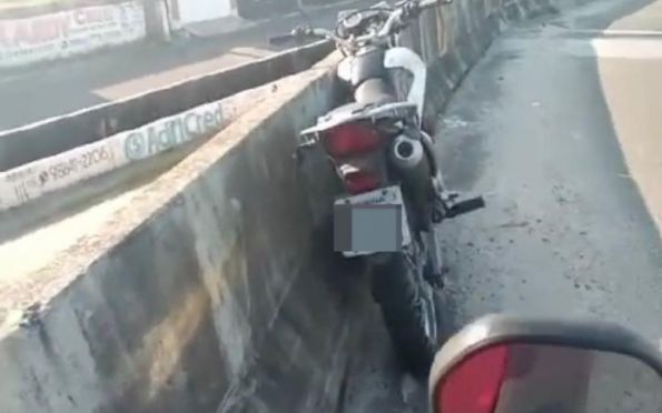 Homem cai da ponte Aracaju-Barra após bater motocicleta em muro; vídeo
