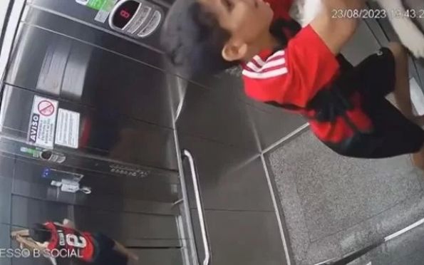 Menino pula e salva cadela presa pela coleira em elevador; vídeo