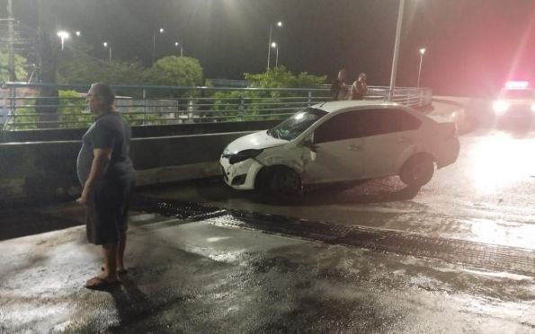 Motorista perde controle e se choca em mureta da ponte Aracaju-Barra