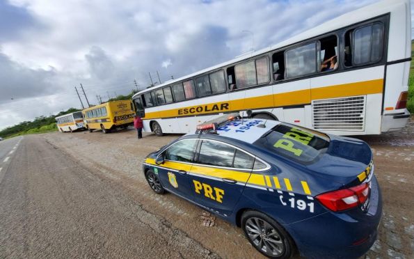 Ônibus de transporte escolar são retidos pela PRF por irregularidades
