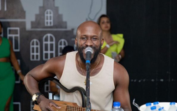 Santiago Vinny apresenta show com repertório eclético em Aracaju