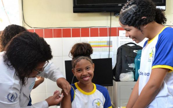 Vacinação em escolas da rede estadual começou nesta segunda-feira (14)