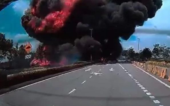 Vídeo: avião cai em rodovia e mata dez pessoas na Malásia