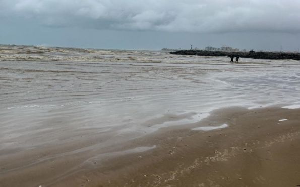Adema descarta informação sobre aparecimento de óleo na praia da Costa