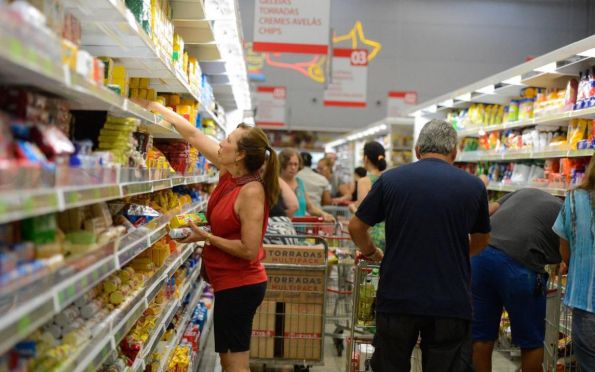 Alimentos e bebidas aliviam inflação para os mais pobres, aponta Ipea