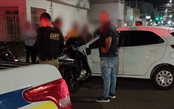 Após colisão, motociclista é arremessado e para em capô de carro em Aracaju
