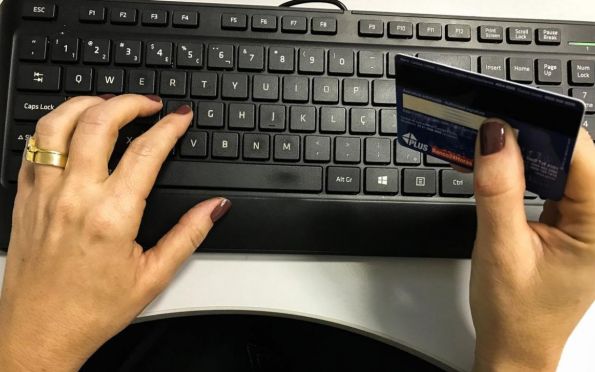 Câmara Federal aprova urgência para limite do juros do cartão de crédito
