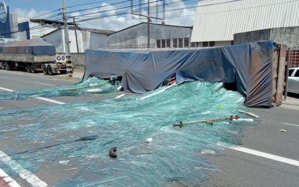 Caminhão carregado de vidros tomba em Aracaju; não houve feridos