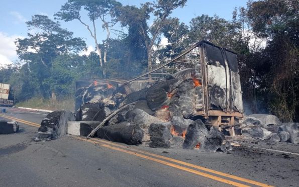 Carga de algodão pega fogo e causa transtorno na BR-101, em Umbaúba