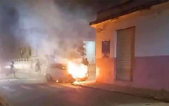 Carro pega fogo em via pública na cidade de Itabaiana (SE) 