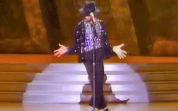 Chapéu do 1º moonwalk de Michael Jackson é vendido por R$ 407 mil