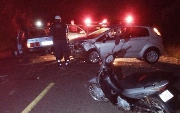 Colisão entre dois carros e uma moto deixa 5 feridos no Leste sergipano