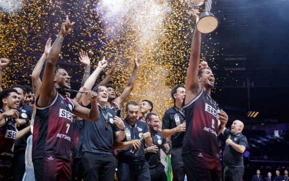 Com cesta salvadora, Franca é campeão intercontinental de basquete