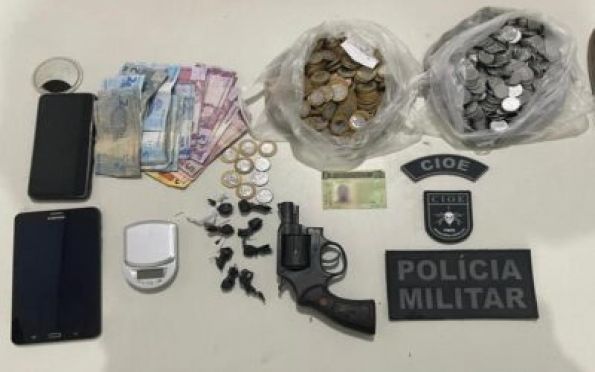 Dois suspeitos são presos com drogas e arma em Maruim