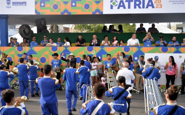 Escolas estaduais finalizam desfile cívico da Independência do Brasil