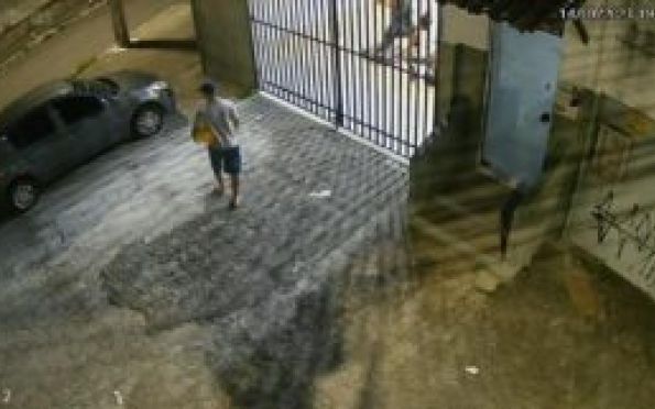 Imagens de câmera registram furto de moto no Ponto Novo em Aracaju