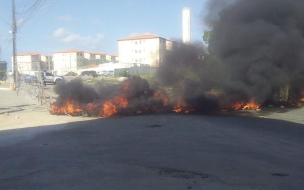 Moradores do bairro Coqueiral protestam por falta de água 