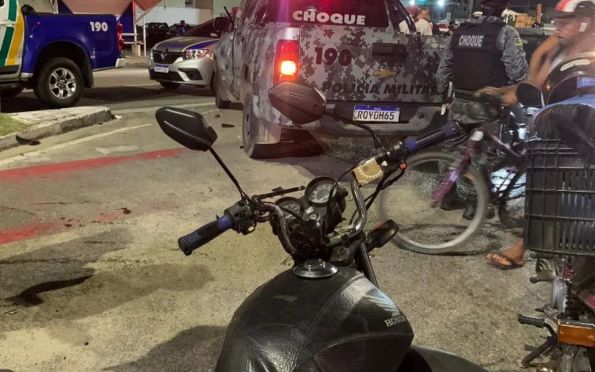 Motociclista colide com viatura da polícia e fica gravemente ferido
