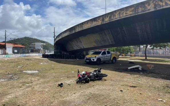 Motociclista se choca contra mureta e cai da Ponte Aracaju-Barra