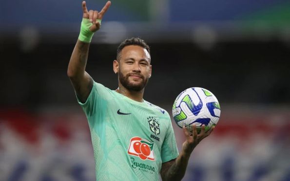 Neymar cai sobre a mão e dá susto em treino da Seleção Brasileira