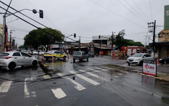 Aracaju: poste pega fogo e trânsito fica parcialmente bloqueado em avenida