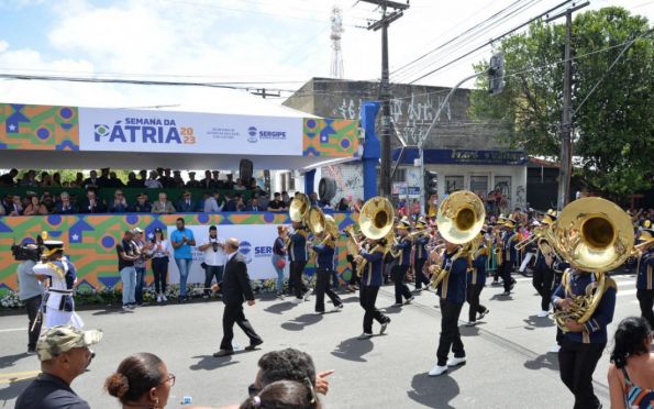 SecBanda abre desfile cívico ao comemorar 47 anos de tradição na avenida