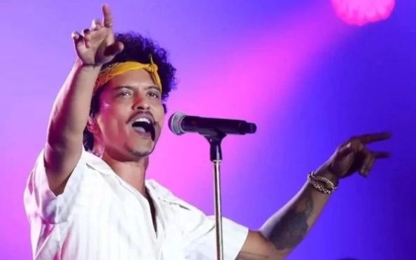 The Town: Bruno Mars toca Evidências e Chitãozinho e Xororó reagem