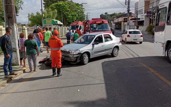 Acidente entre motocicleta e carro de passeio deixa três feridos em Aracaju