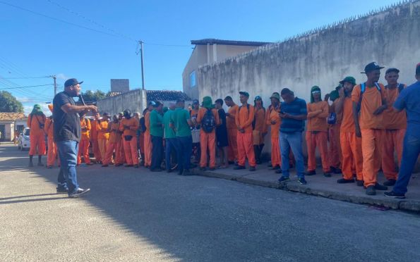 Agentes de limpeza alegam atraso e paralisam atividades na Barra dos Coqueiros