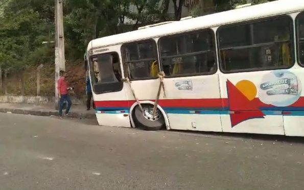 Após problemas mecânicos, ônibus se choca em mureta em Aracaju