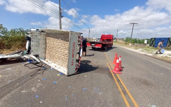 Caminhonete bate em poste e deixa uma vítima lesionada