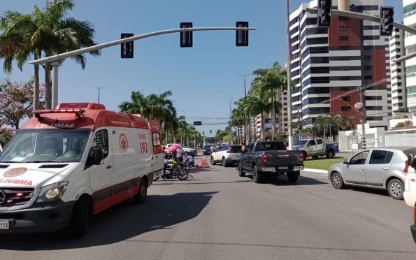 Carro e ciclomotor se envolvem em acidente na Avenida Beira Mar