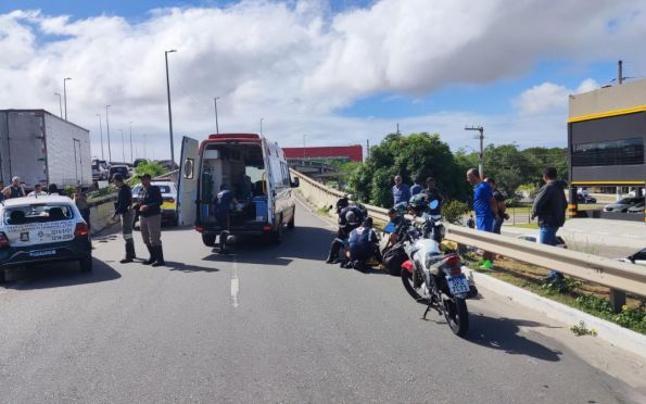 Dois carros, um caminhão e uma moto se envolvem em acidente em Aracaju