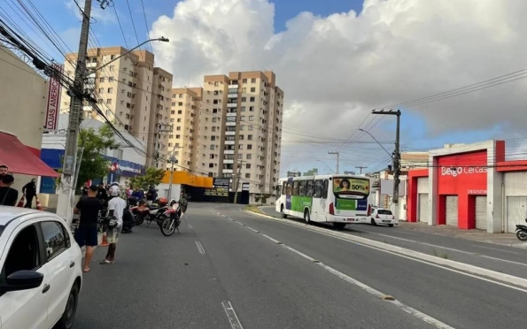 Dois jovens morrem após motocicleta colidir contra poste na Hermes Fontes