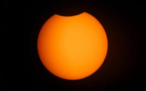 Eclipse solar encanta as Américas: veja fotos e vídeos do fenômeno