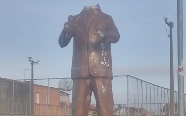Estátua do deputado Joaldo Barbosa é alvo de vandalismo em Boquim (SE)