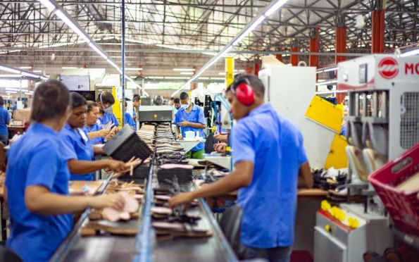 Fábrica de calçados em Simão Dias gera mais de 1.700 empregos
